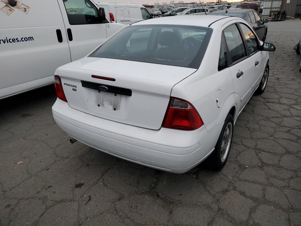 2007 FORD FOCUS ZX4 VIN: 1FAFP34N37W110177