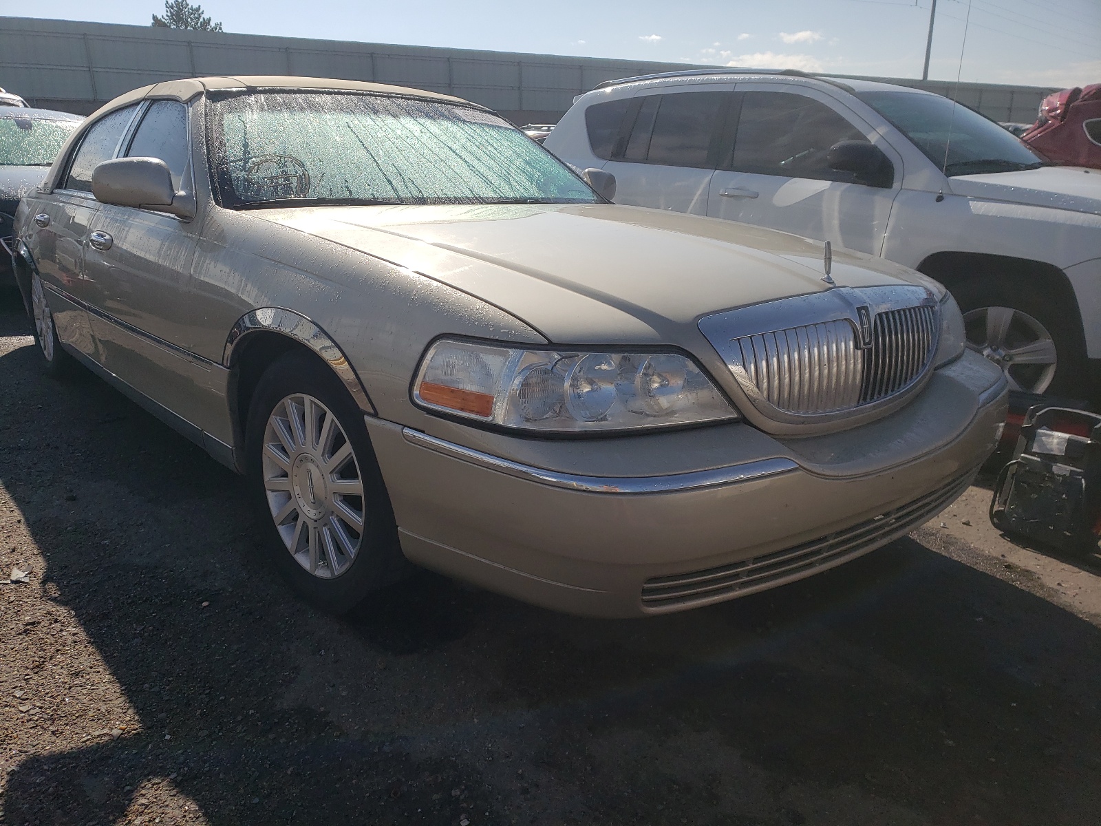 LINCOLN TOWN CAR E 2004, 1LNHM81W14Y647633 — Auto Auction Spot