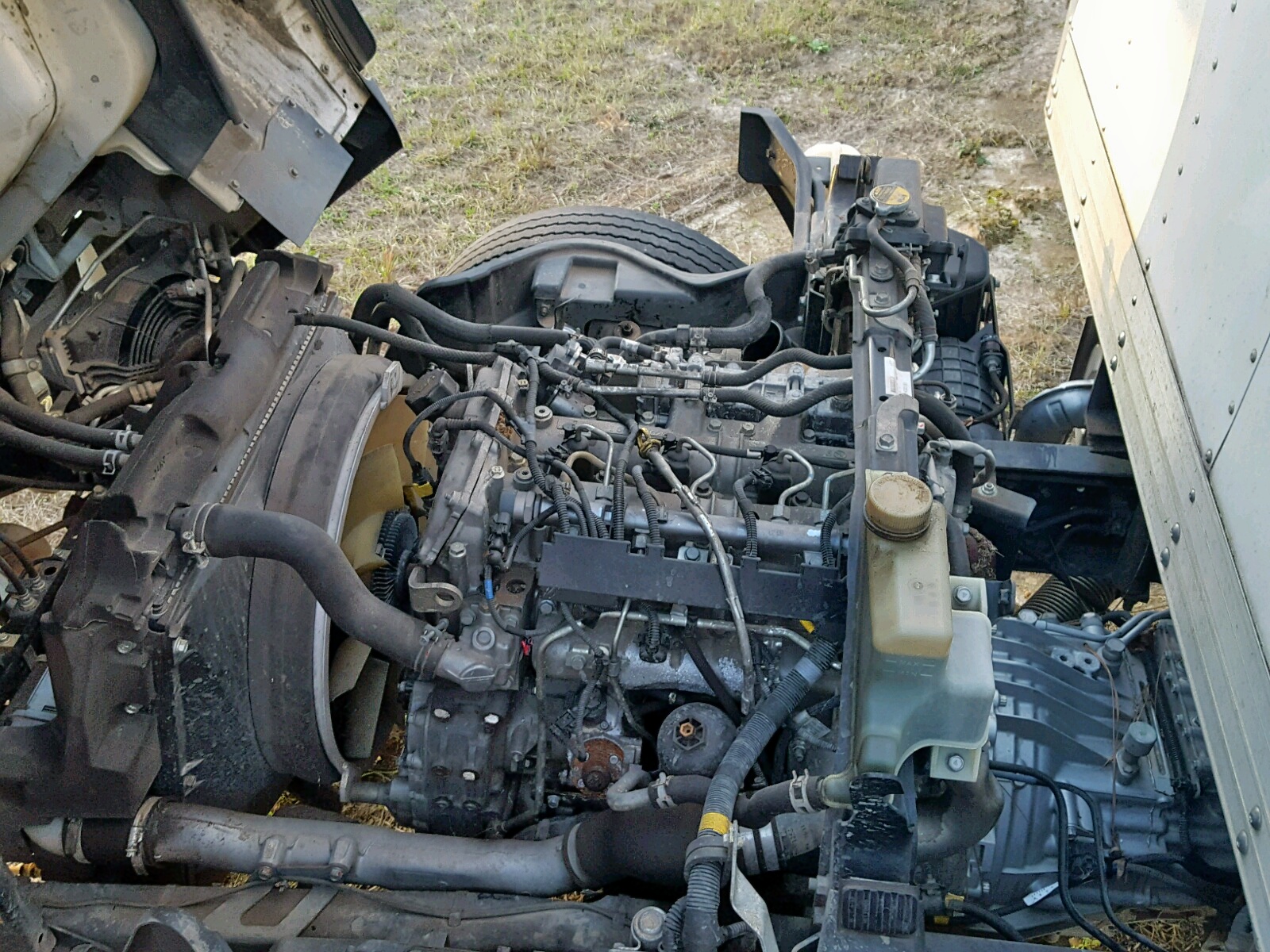 Двигатель мицубиси фусо. Моторный отсек Мицубиси Fuso. Двигатель на Митсубиси Фусо 2012. Топливная система Mitsubishi Fuso грузовик дизельный. Кондиционер Мицубиси Фусо 6d17.