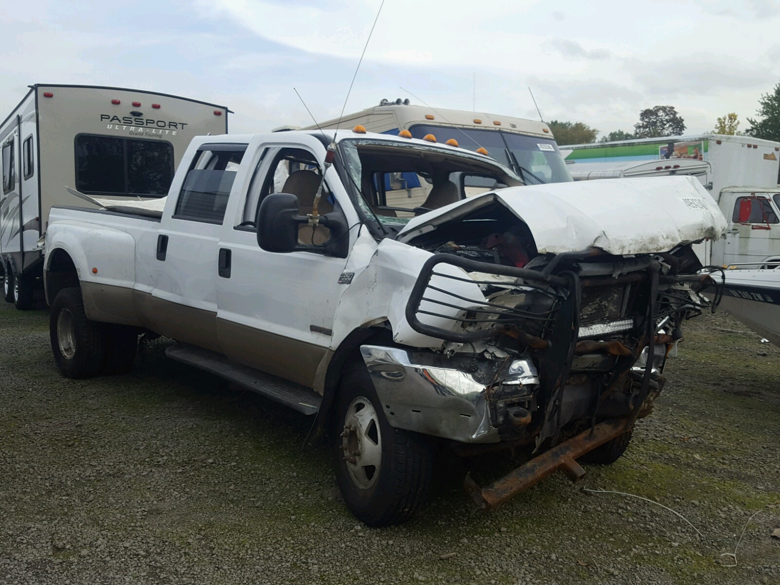 Salvage 2000 Ford F350 SUPER Truck for Sale