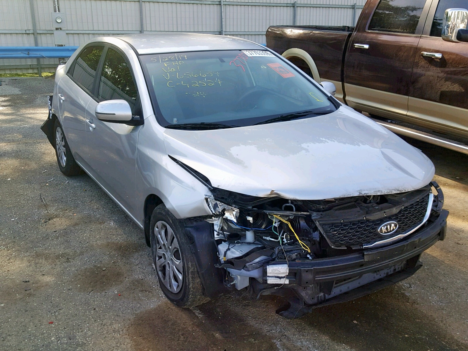 Автомобиль kia cerato vin knafu411bb5352498 год выпуска 2010 состояние плохое после аварии