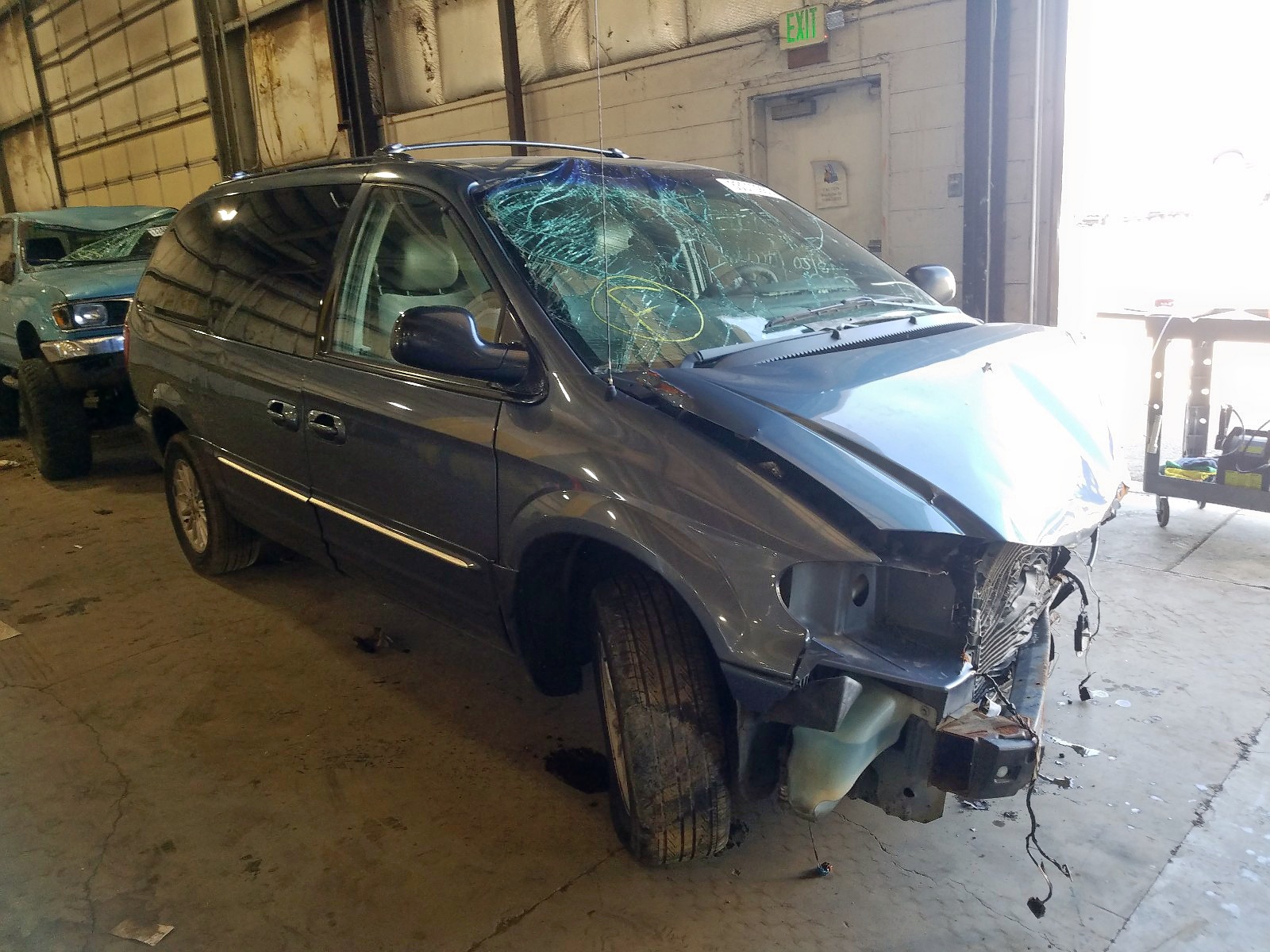 Lot #3304590444 2002 CHRYSLER TOWN & COU