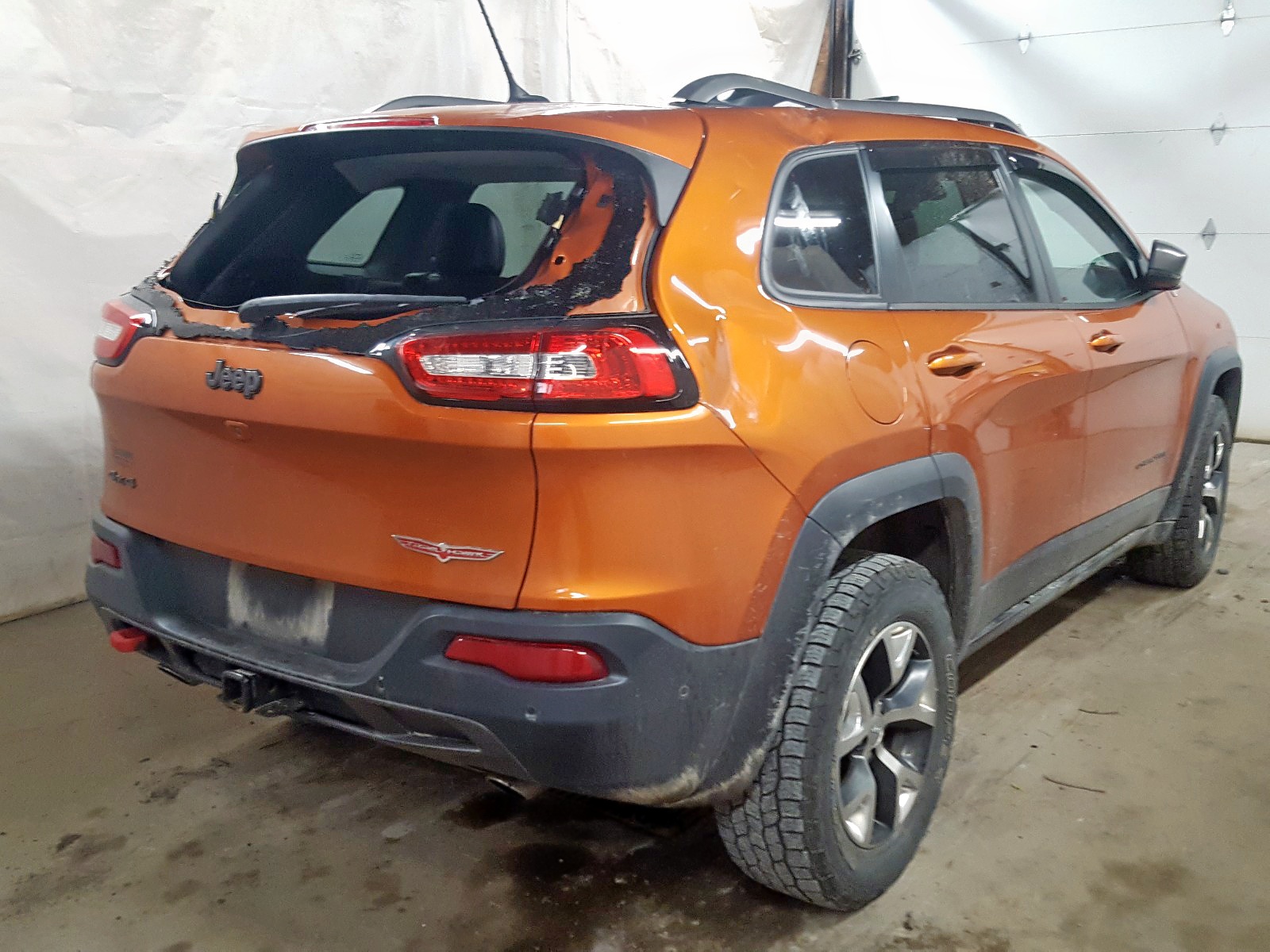 Jeep Trailhawk оранжевый