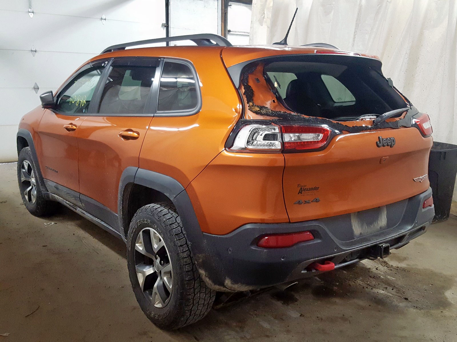 Jeep Trailhawk оранжевый