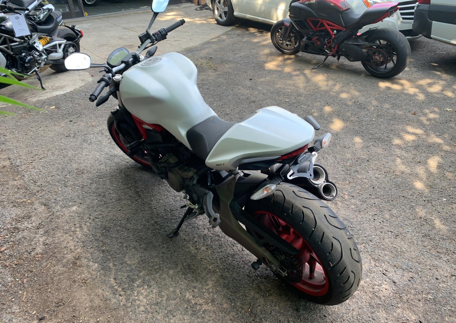 Ducati Monster 82