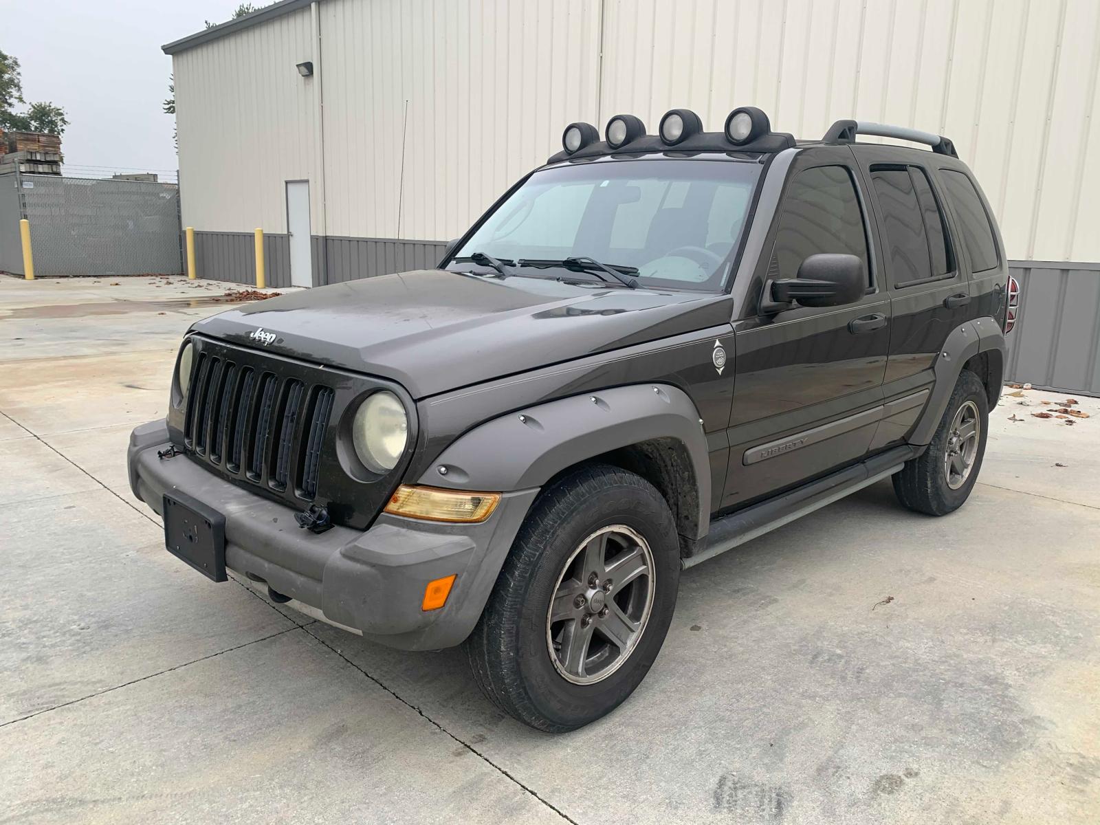 Девушка и Jeep Liberty