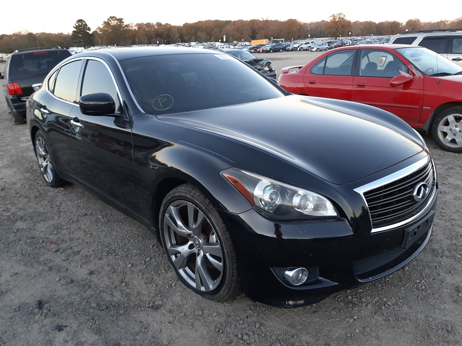 Черная Infiniti m25 на 20 колесах