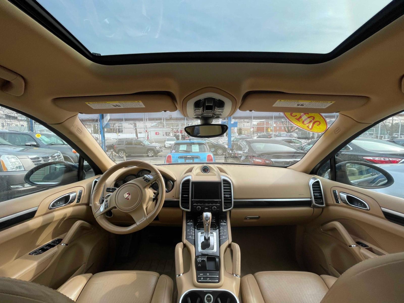 Porsche Cayenne 2022 интерьер панорамная крыша