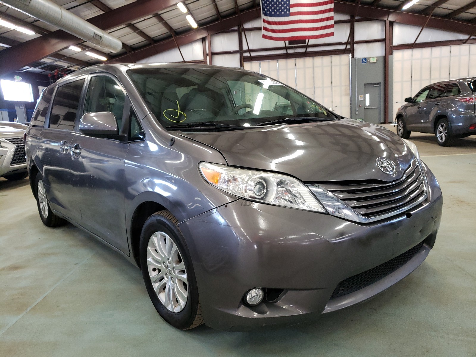 РњРёРЅРёРІСЌРЅ Toyota Sienna 2013