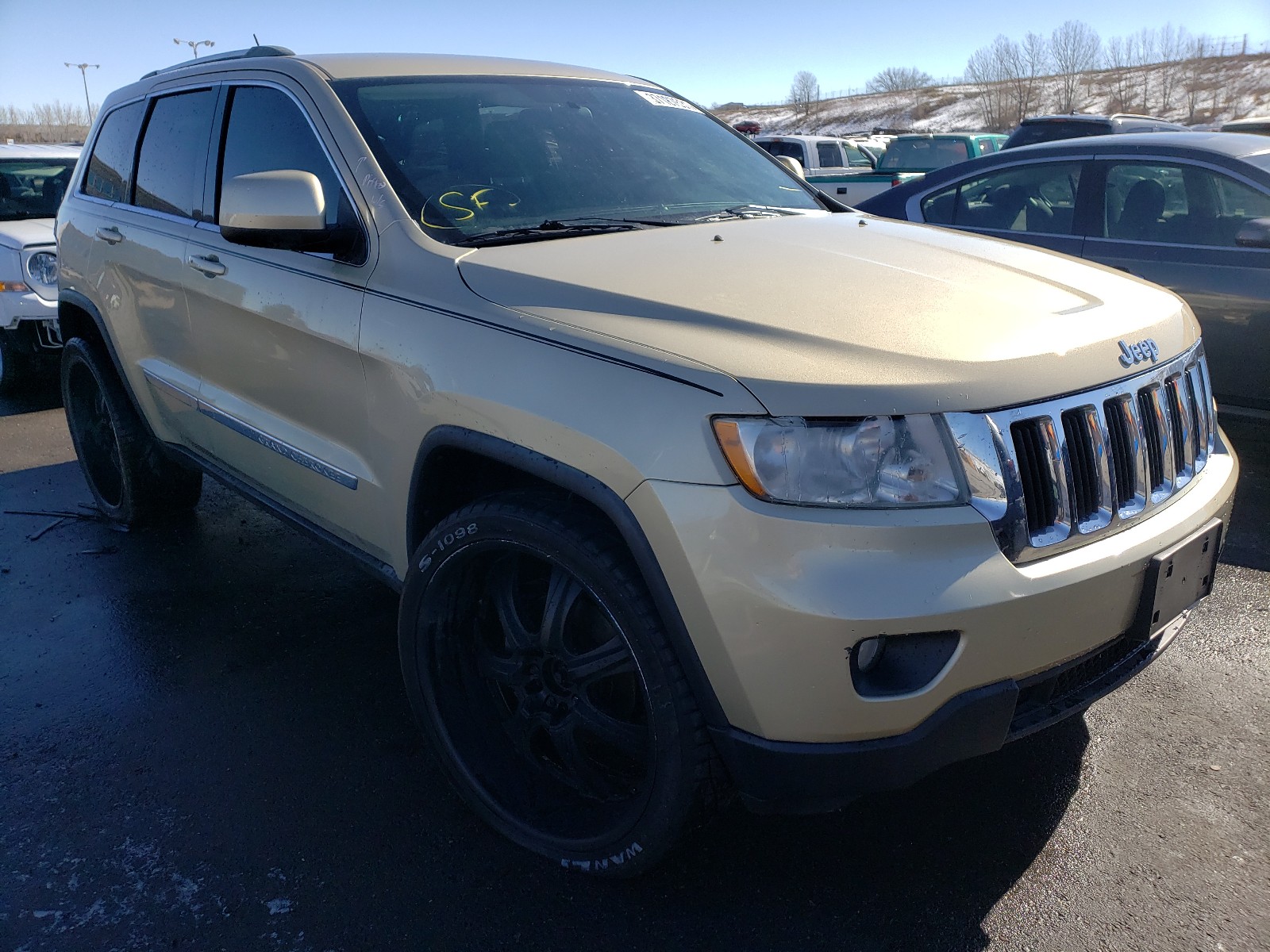 Jeep Grand Cherokee золотистый 2011 года