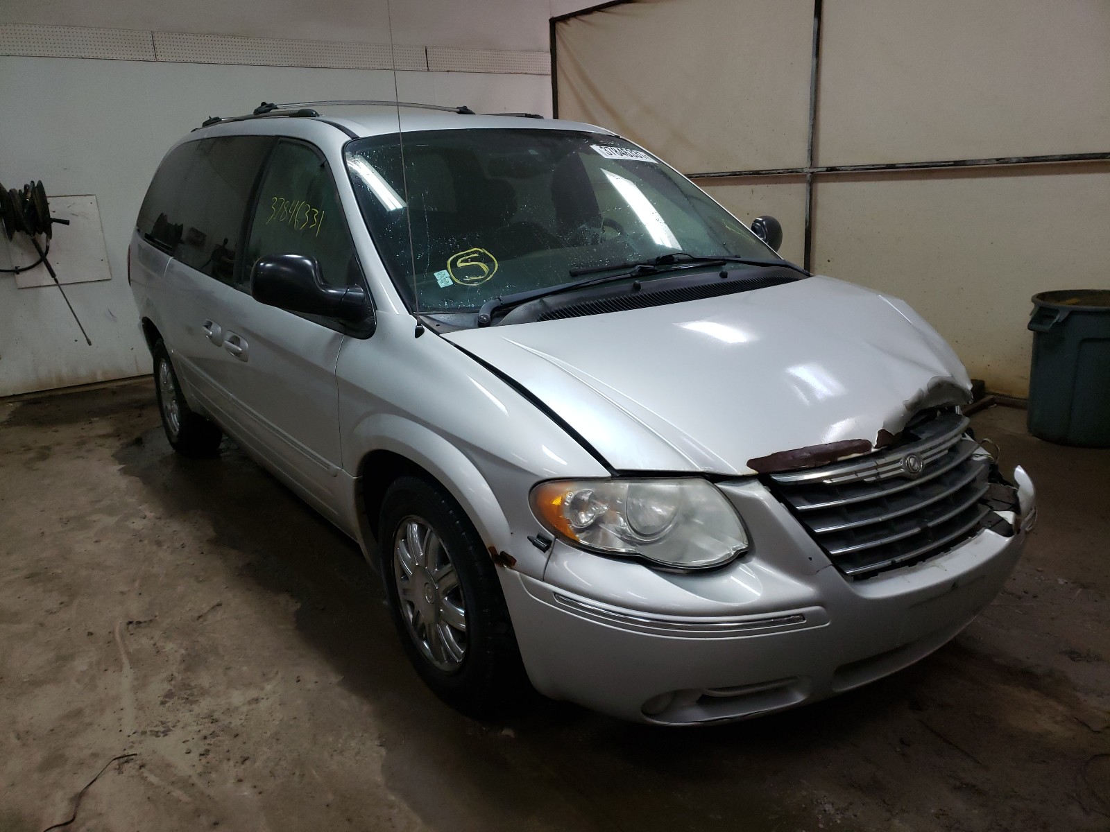 CHRYSLER TOWN & COU 2005, 2C8GP64L55R172859 — Auto Auction Spot