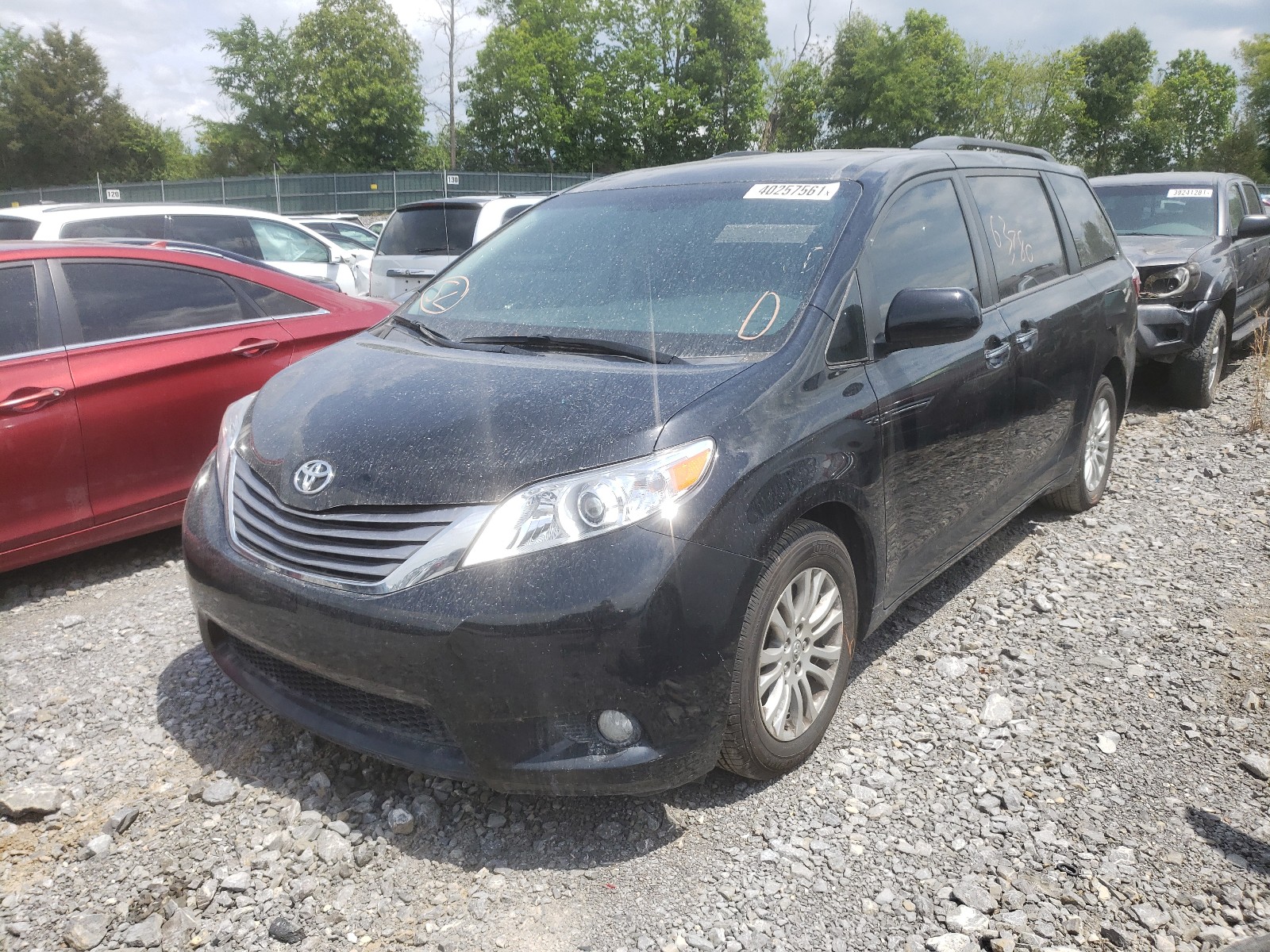 5TDYZ3DC4HS848793 2017 TOYOTA SIENNA - Image 2