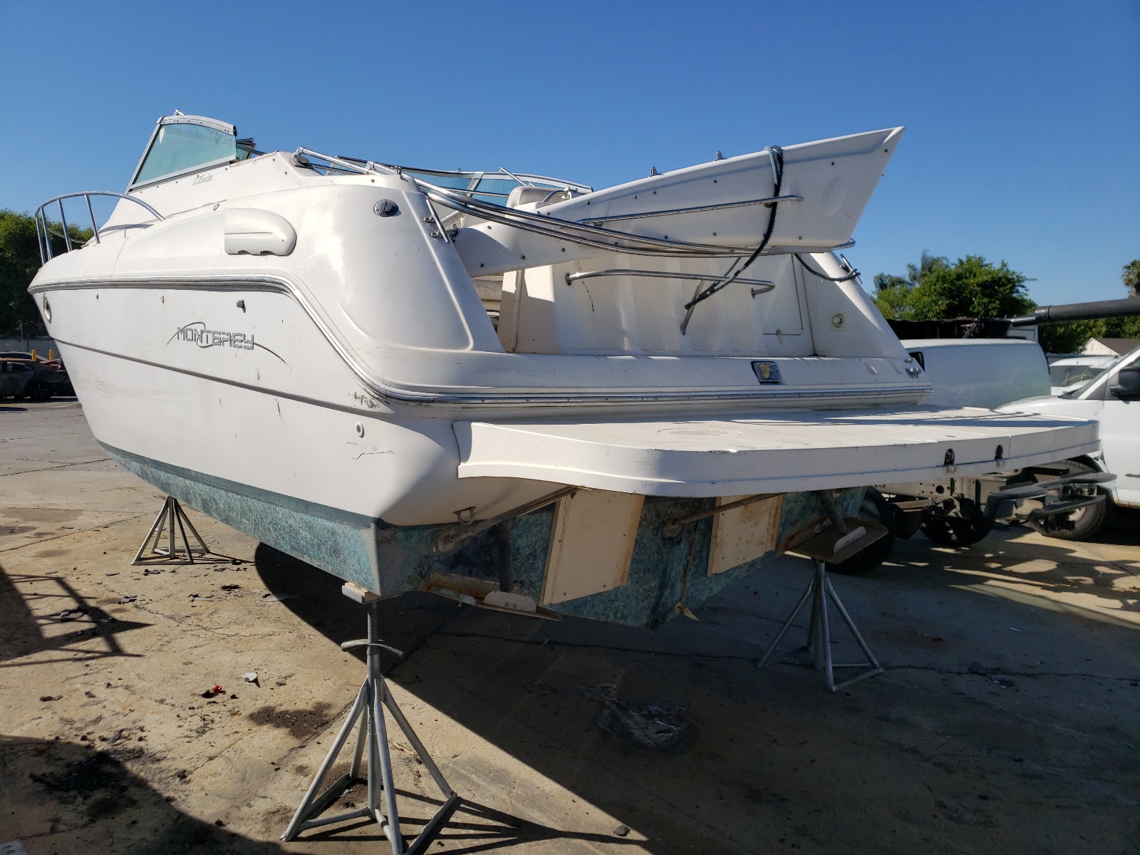 RGFN0181E900 2000 Mont Boat