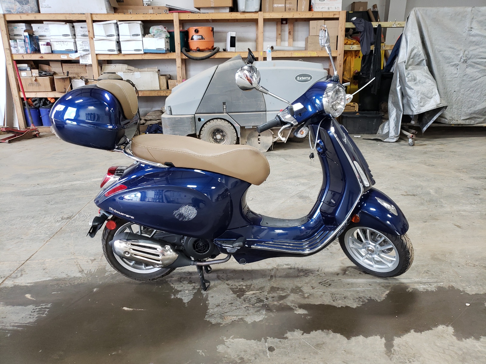 Итальянский мопед Vespa 2020 фиолетовая