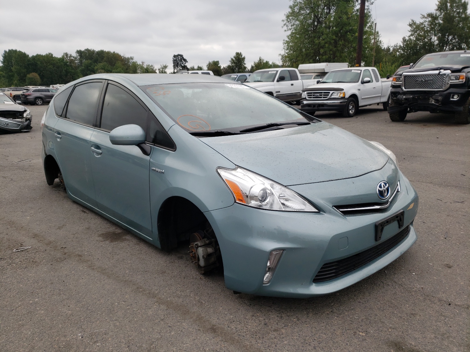 Toyota Prius v 2014