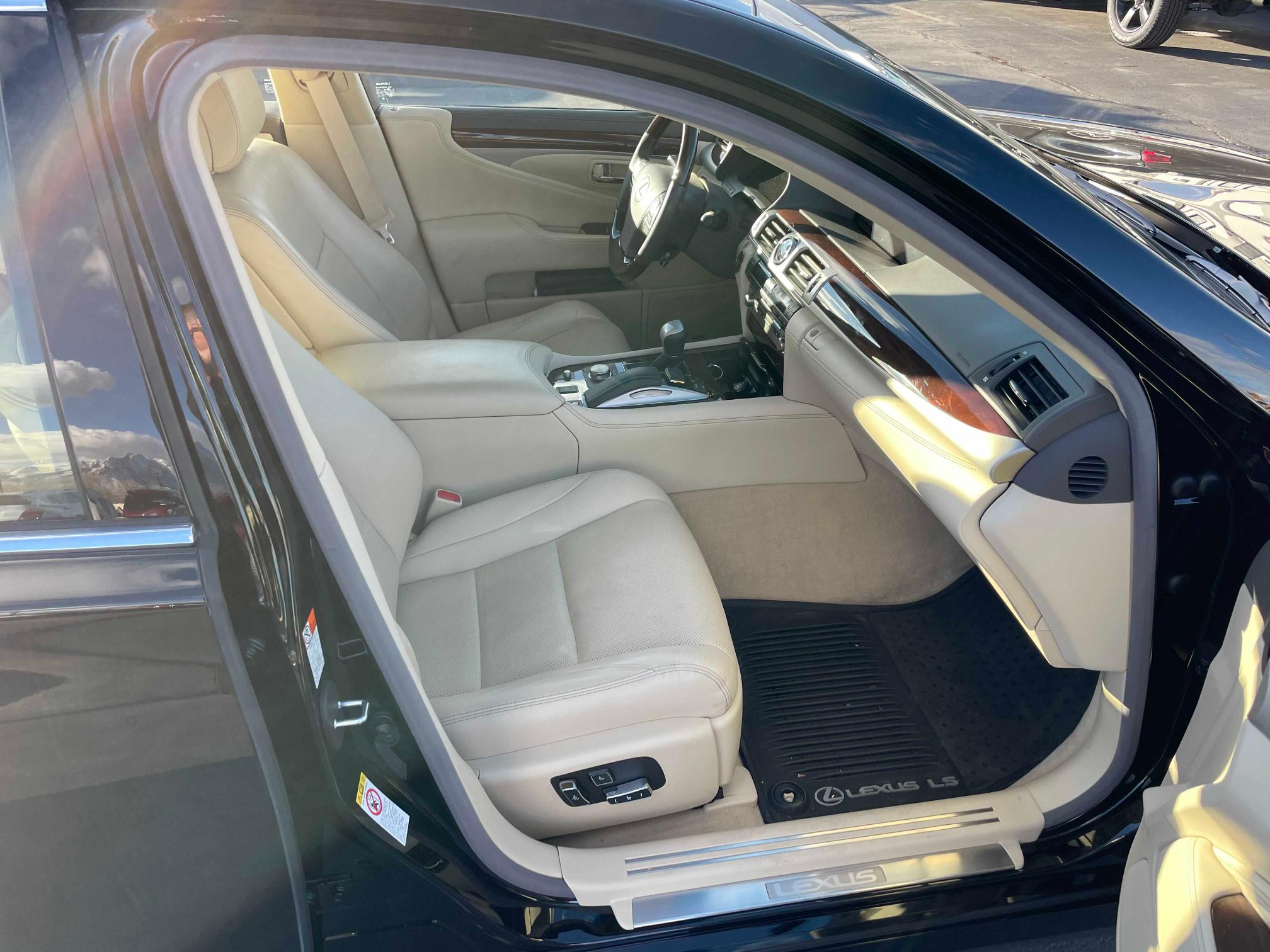 2017 LEXUS LS 460 JTHCL5EF9H5028049