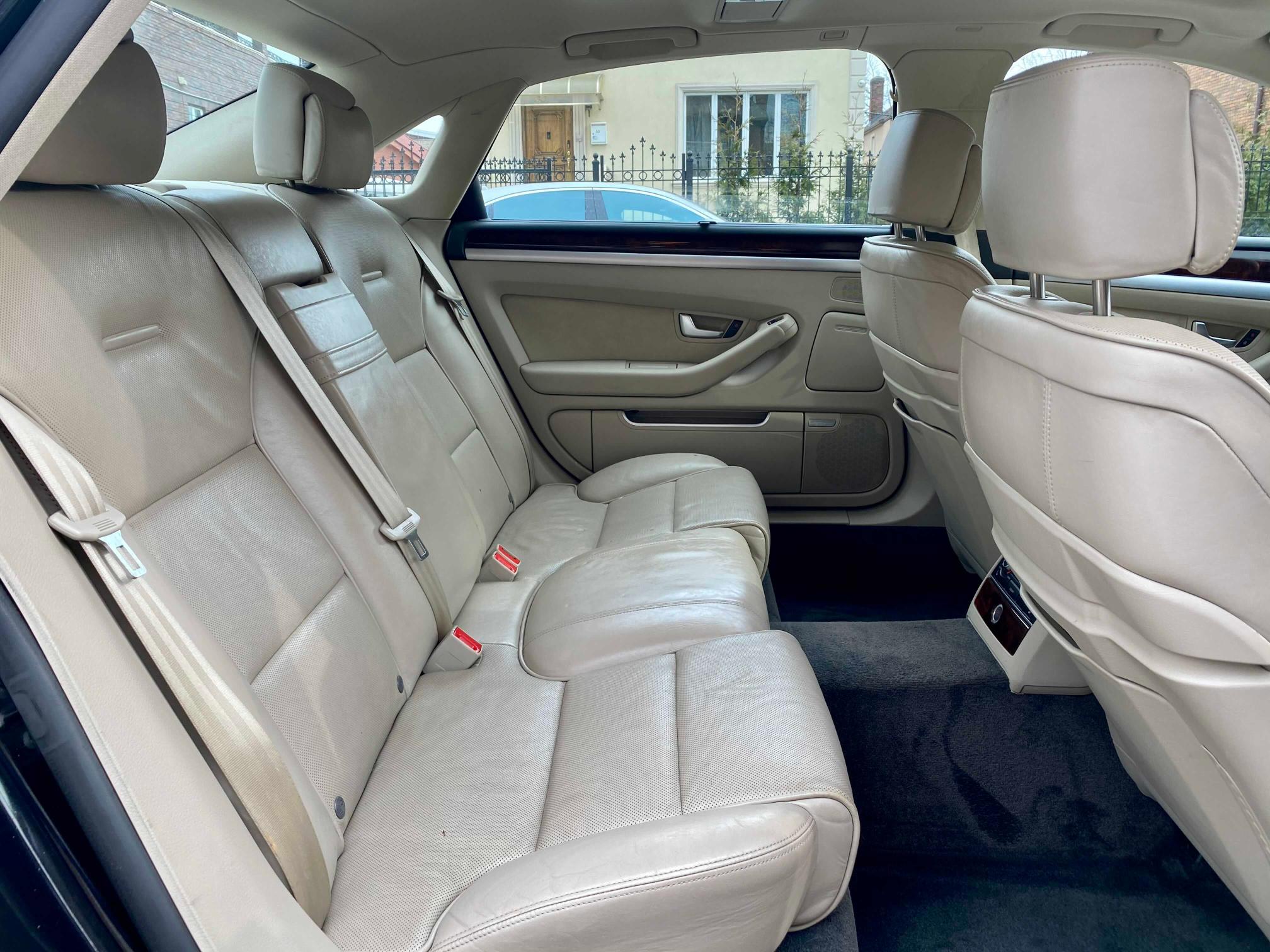 2010 AUDI A8 QUATTRO WAURVAFAXAN006128