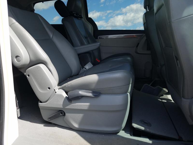 2010 VOLKSWAGEN ROUTAN SE 2V4RW3D16AR294429