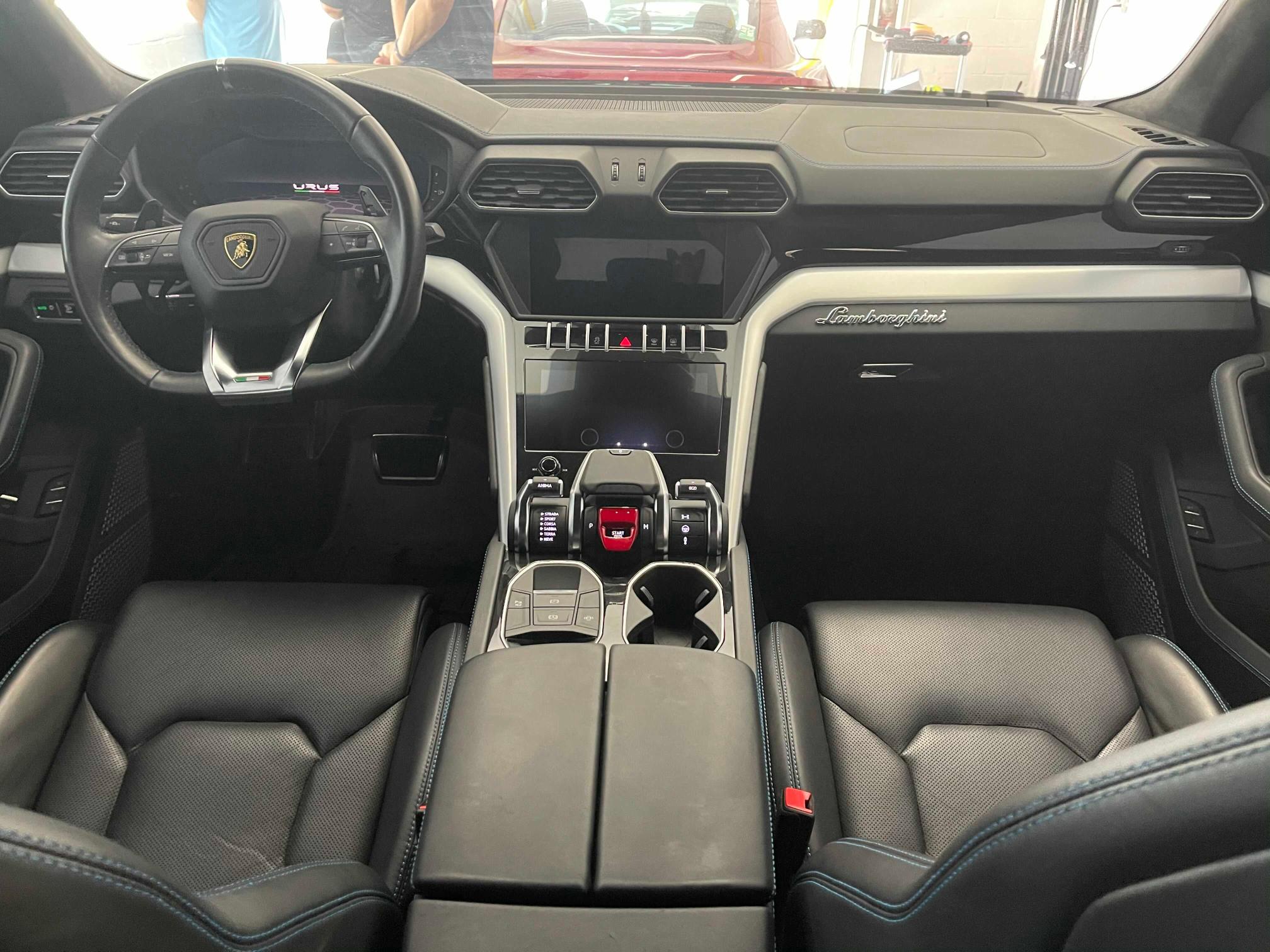 VIN ZPBUA1ZL3KLA03549 2019 Lamborghini Urus no.9