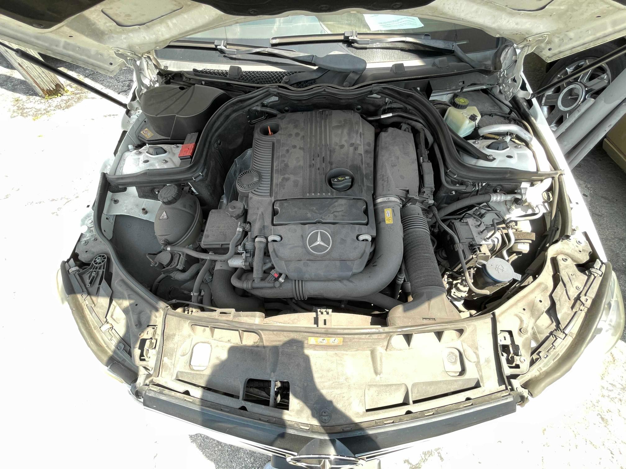 2013 MERCEDES-BENZ C 250 WDDGF4HB3DG086241