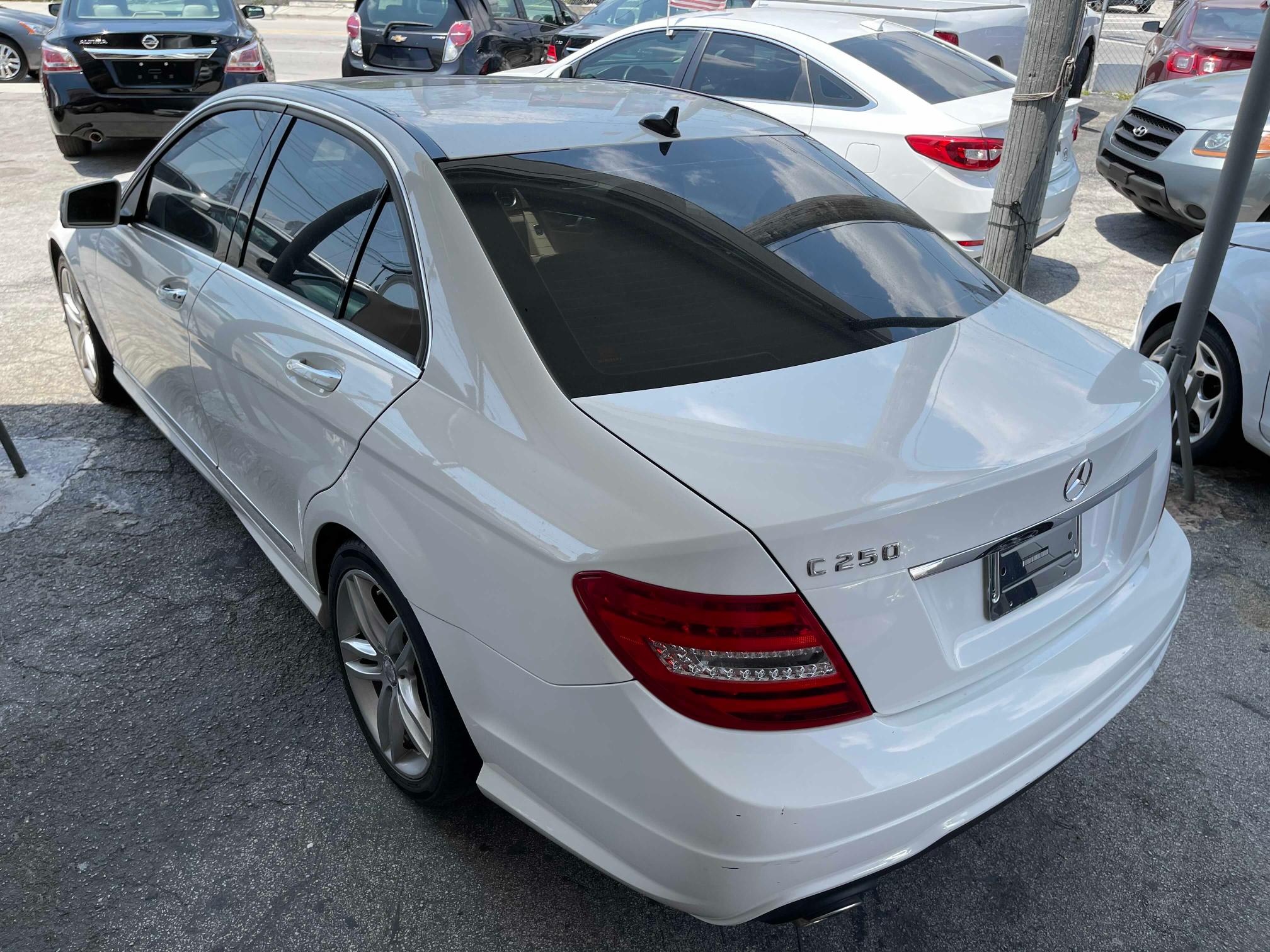 2013 MERCEDES-BENZ C 250 WDDGF4HB3DG086241