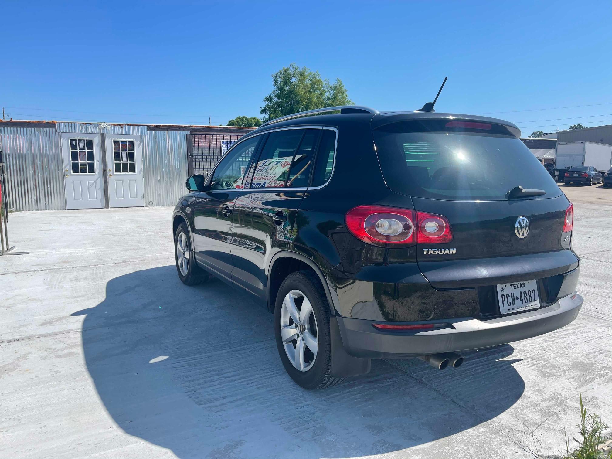 2010 VOLKSWAGEN TIGUAN S WVGAV7AX1AW520051