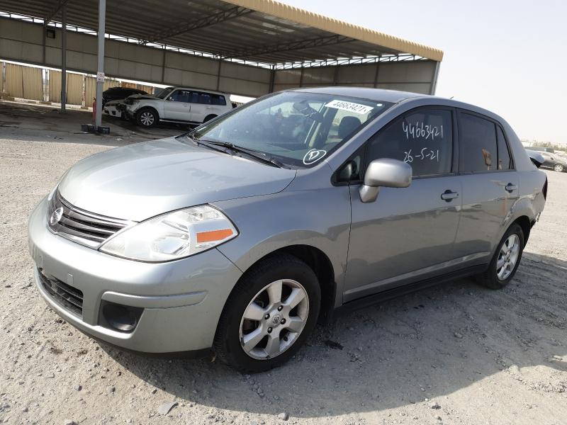 VIN: 3N1BC1AP1AL395797 Auction: COPART UAE Lot: 44663421 Location: DUBAI INDUSTRIAL CITY - DUBAI 3N1BC1AP1AL395797 NISSAN VERSA 2010 GRAY Photo 2