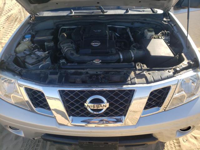 Пікапи NISSAN FRONTIER 2015 Сріблястий