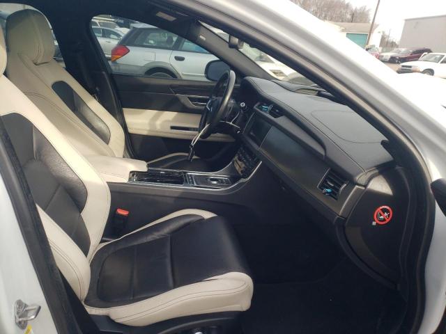 2017 JAGUAR XF S SAJBG4BV2HCY37557