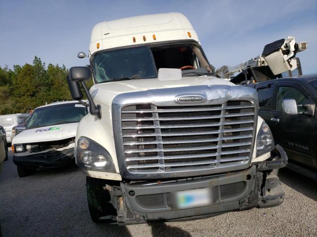 Salvage trucks for sale at Harleyville, SC auction: 2015 Freightliner Cascadia