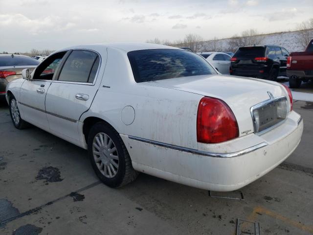 2003 LINCOLN TOWN CAR - Right Front View