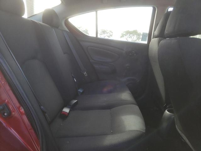  NISSAN VERSA 2018 Червоний