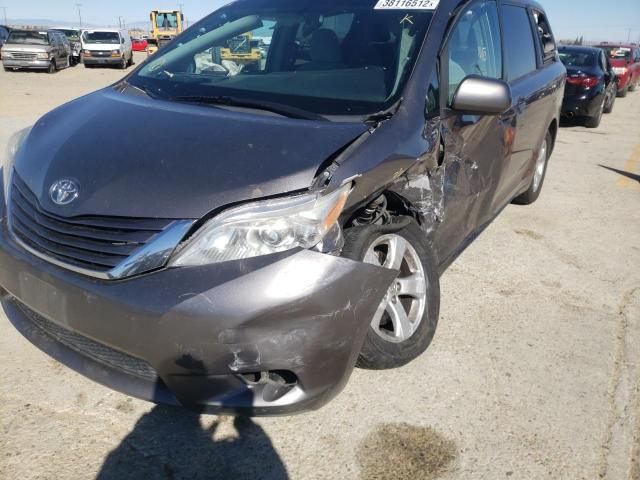 5TDKZ3DC1HS778708 Toyota Sienna Le 2017. Фото: 8