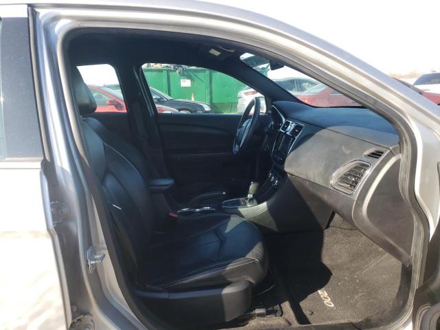 VIN: 1C3CCBCG5DN745199 Auction: COPART Lot: 41000212 Location: IL - SOUTHERN ILLINOIS 1C3CCBCG5DN745199 CHRYSLER 200 2013 SILVER Photo 5