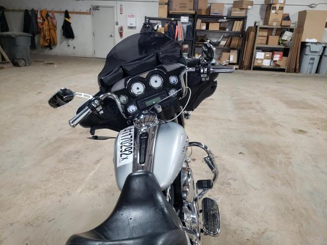 2010 HARLEY-DAVIDSON FLHX 1HD1KB413AB647204