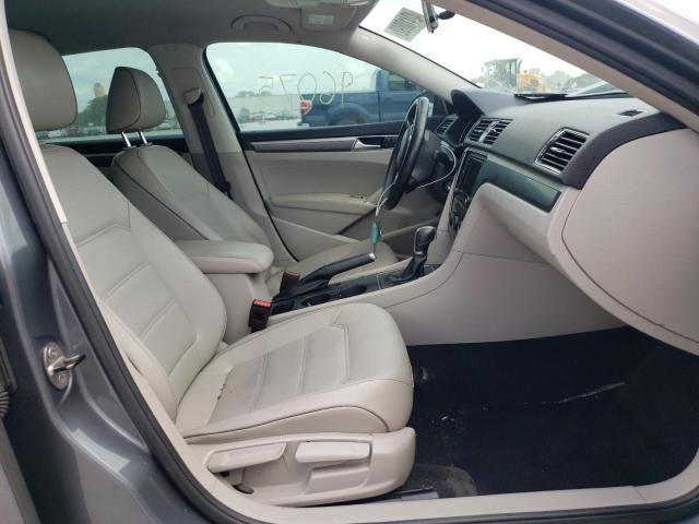 2017 VOLKSWAGEN PASSAT R-L 1VWDT7A33HC043779