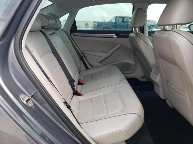 2017 VOLKSWAGEN PASSAT R-L 1VWDT7A33HC043779
