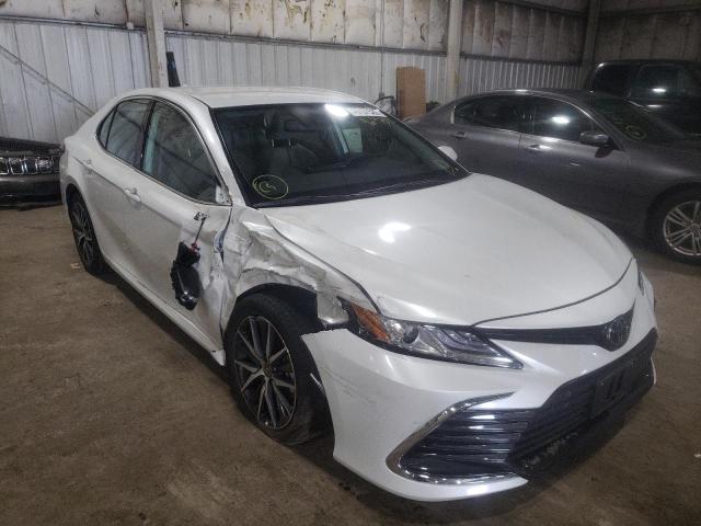 Salvage cars for sale from Copart Woodburn, OR: 2022 Toyota Camry XLE