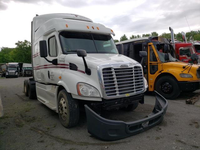 Salvage trucks for sale at Cahokia Heights, IL auction: 2014 Freightliner Cascadia 1