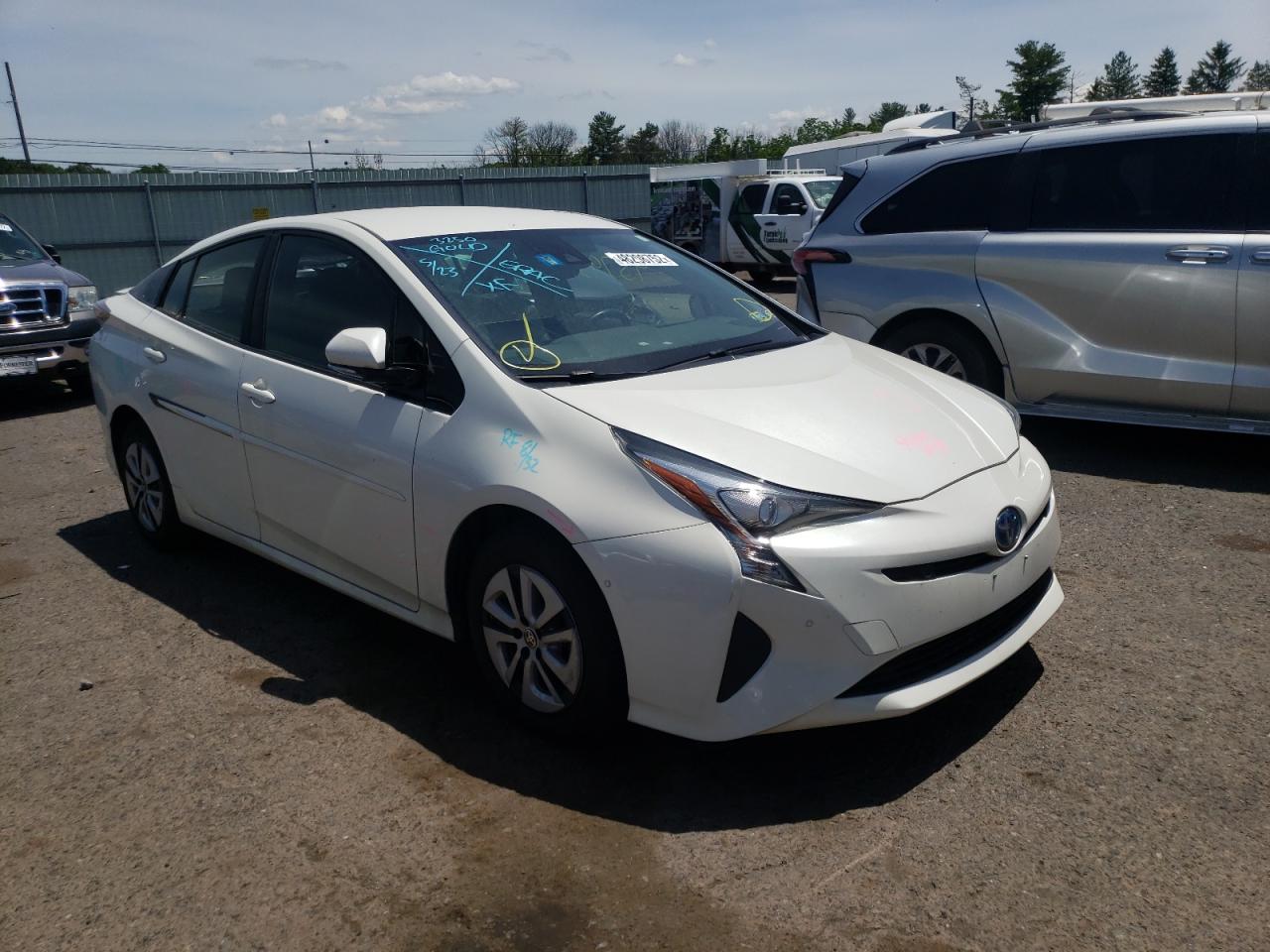 Toyota Prius 2018 Р±РµР»С‹Р№