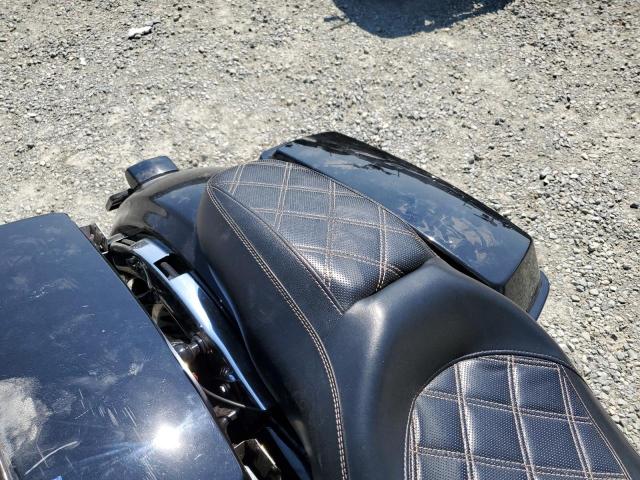 2011 HARLEY-DAVIDSON FLTRU 1HD1KGM15BB648210