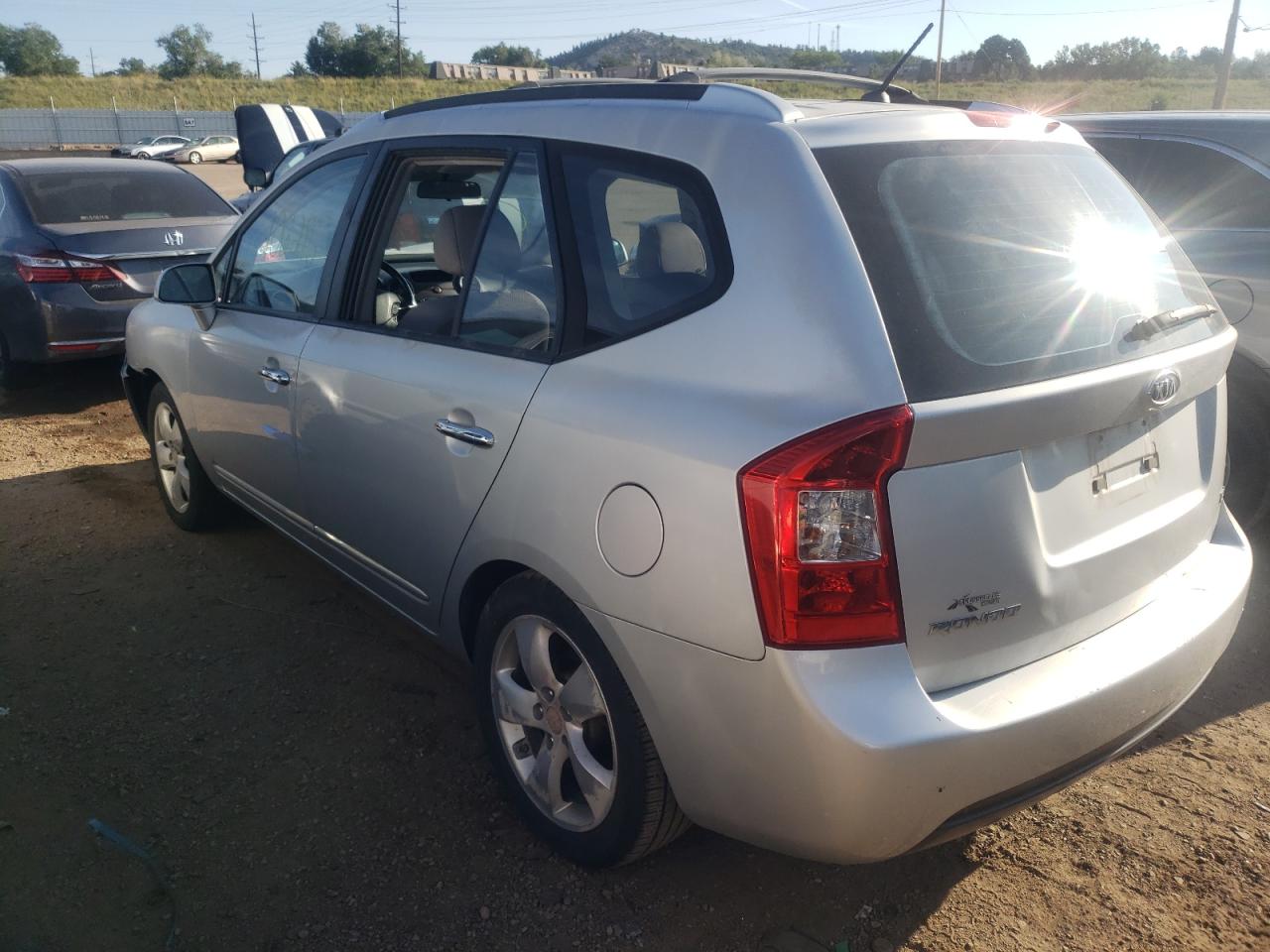 2007 Kia Rondo Base VIN: KNAFG525577024210 Lot: 58610102