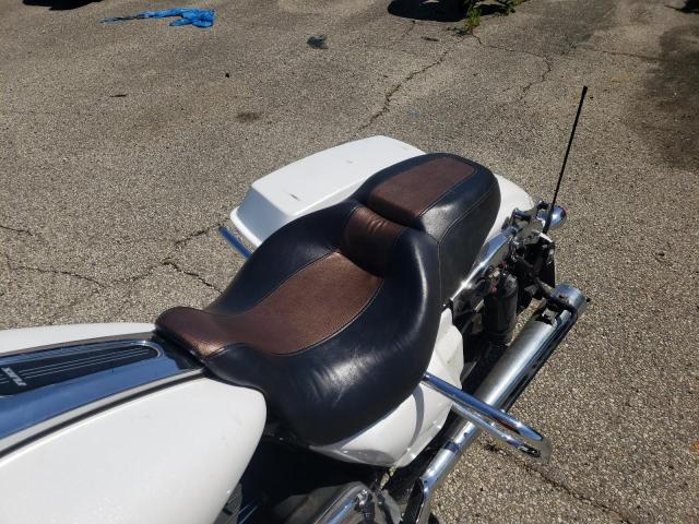2011 HARLEY-DAVIDSON FLHX 1HD1KB415BB662823