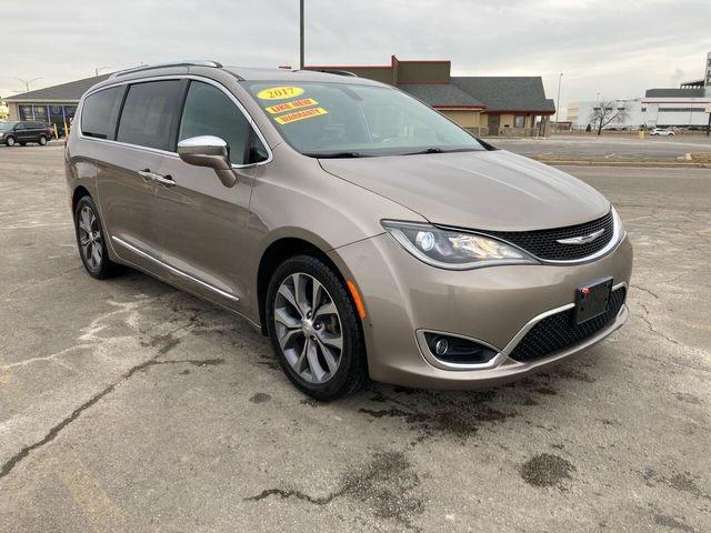 Минивэны CHRYSLER PACIFICA 2017 champ