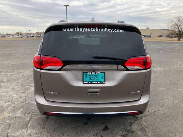 Минивэны CHRYSLER PACIFICA 2017 champ