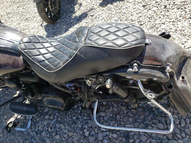 2011 HARLEY-DAVIDSON FLHX 1HD1KBM18BB630447