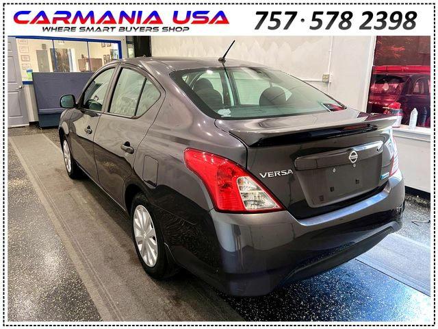 Седани NISSAN VERSA 2015 Сірий