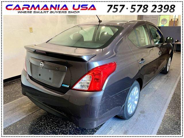 Седани NISSAN VERSA 2015 Сірий