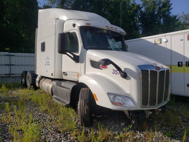 Salvage trucks for sale at Spartanburg, SC auction: 2017 Peterbilt 579