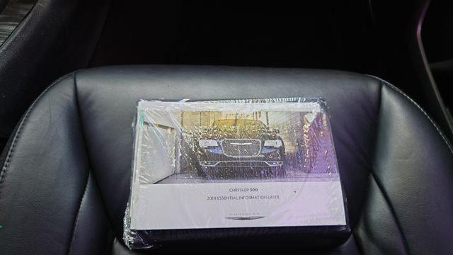  CHRYSLER 300 2018 Синий